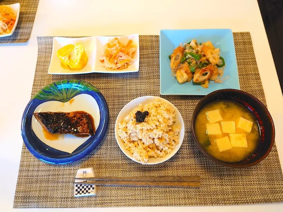 今日の夕食　ぶりの照り焼き、塩麹卵焼き、切り干し大根の煮物、ピーマンとちくわのめんつゆ炒め、玄米、高野豆腐とわかめの味噌汁|pinknari🐰🌈さん