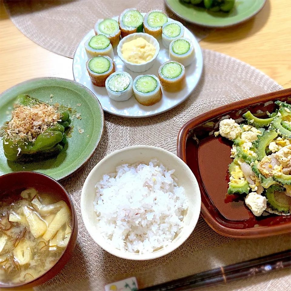 ゴーヤチャンプル、ちくきゅう、丸ごと焼きピーマン、味噌汁(もずく、薄揚げ)|ツインうさぎさん