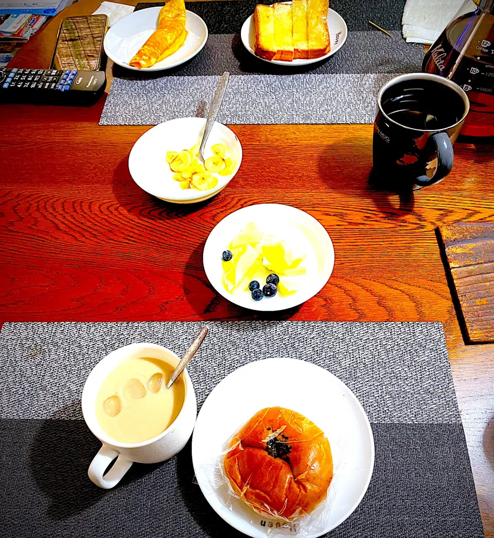 Snapdishの料理写真:7月 26日   朝ごはん   あんぱん、カフェオレ、りんご、ブルーベリー|yakinasuさん