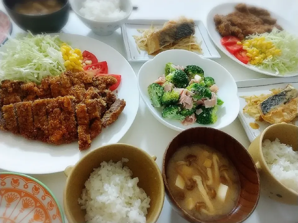 夕食(*^^*)
ビーフカツ&サラダ🥗
鰆ともやしの甘味噌焼き
ブロッコリーとハムチーズサラダ🥗
お味噌汁(なめこ、豆腐、油揚げ)|プリン☆さん