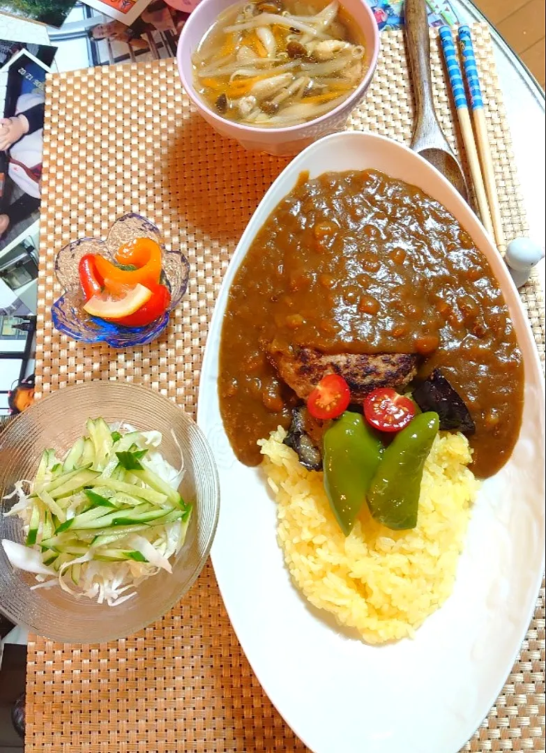 テーズ入りハンバーグ見えませんが…………
ハンバーグカレーの夕ご飯🍴|ポチさん