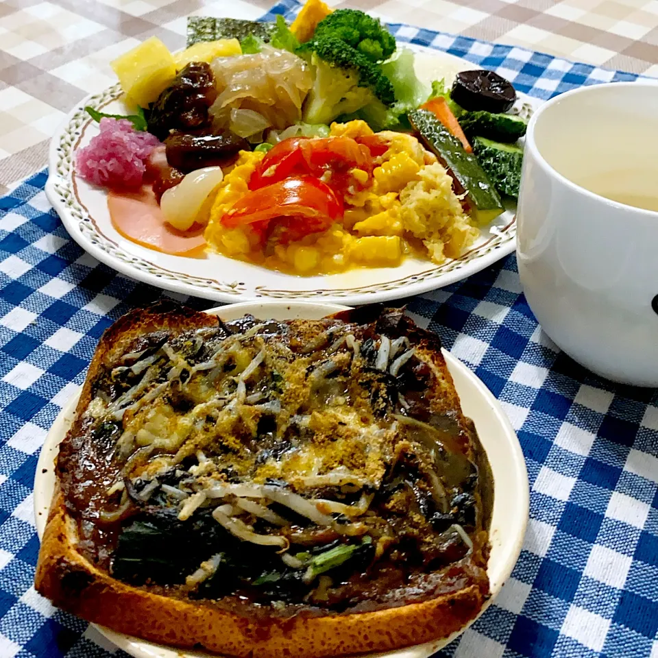 今日の朝ごはん★モロヘイヤとひじきとモヤシ入り★黒胡麻チーズカレートースト|riko30294さん