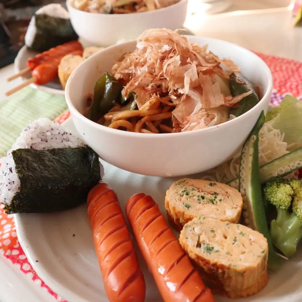 Snapdishの料理写真:高校生男子＆中学生男子夏休み置きランチ🍱焼きそばとフランクフルトで夏祭り風|なかじー。さん