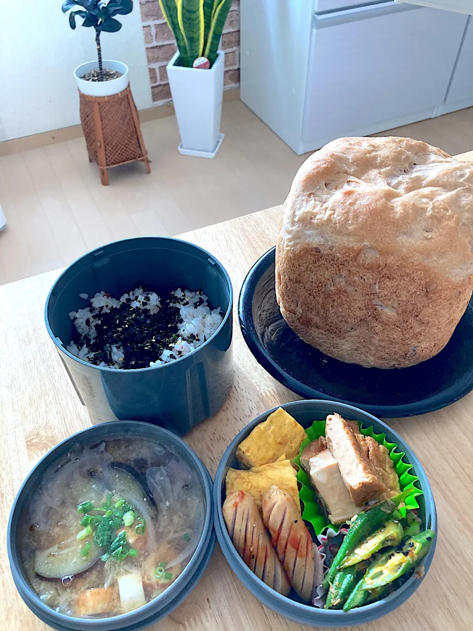 旦那さんお弁当と朝ごパン用の朝焼きくるみ食パン🍞|さくたえさん