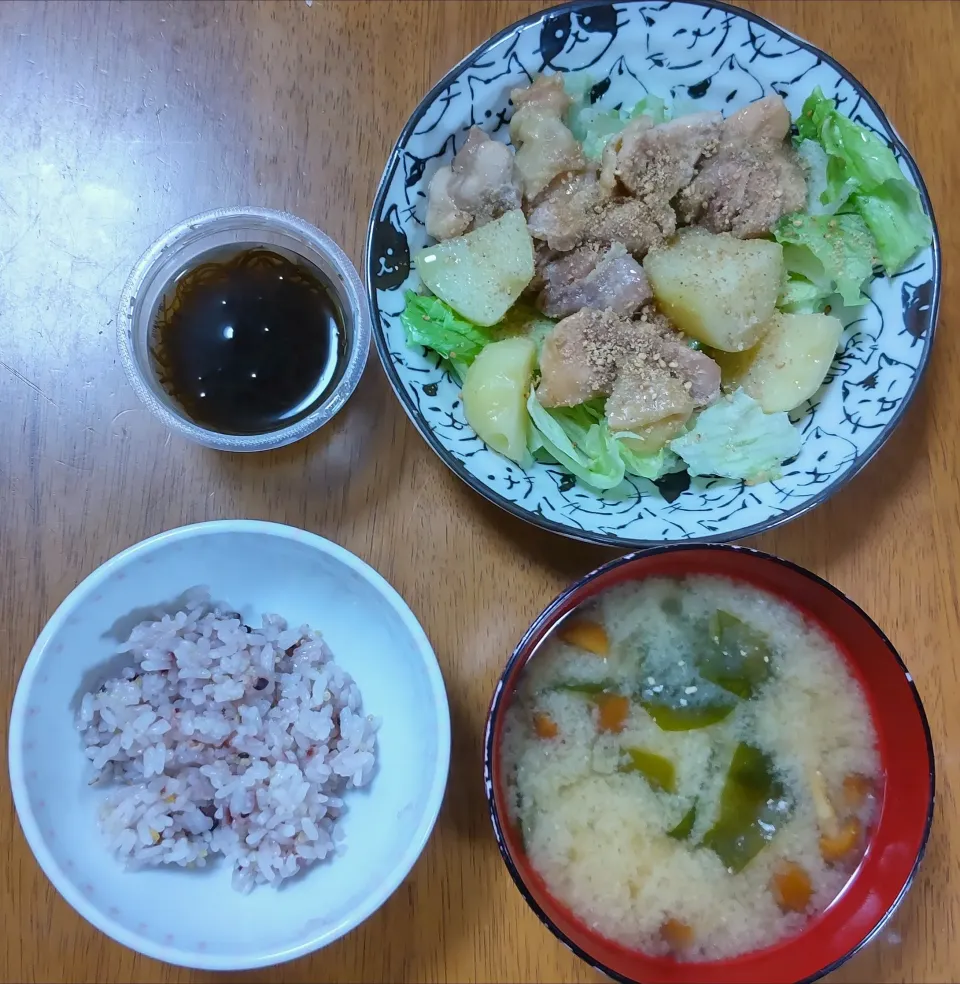 Snapdishの料理写真:７月２６日　鶏肉とじゃがいもの旨だし煮　もずく　なめことわかめのお味噌汁|いもこ。さん