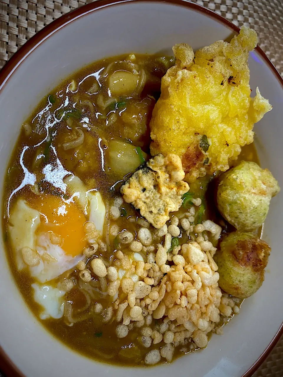 カレー蕎麦 海老すり身の竜田揚げと鶏天トッピング|すくらんぶるえっぐさん