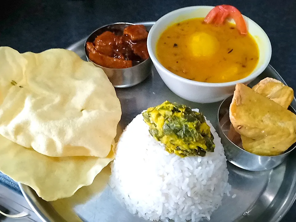 indian traditional cook,yellow dhal curry with potato,taufu fry,mungo bean cracker ,veg-mushroom lotus fish flavour sweet sour sauce and on top of rice is drums|ARJUNさん