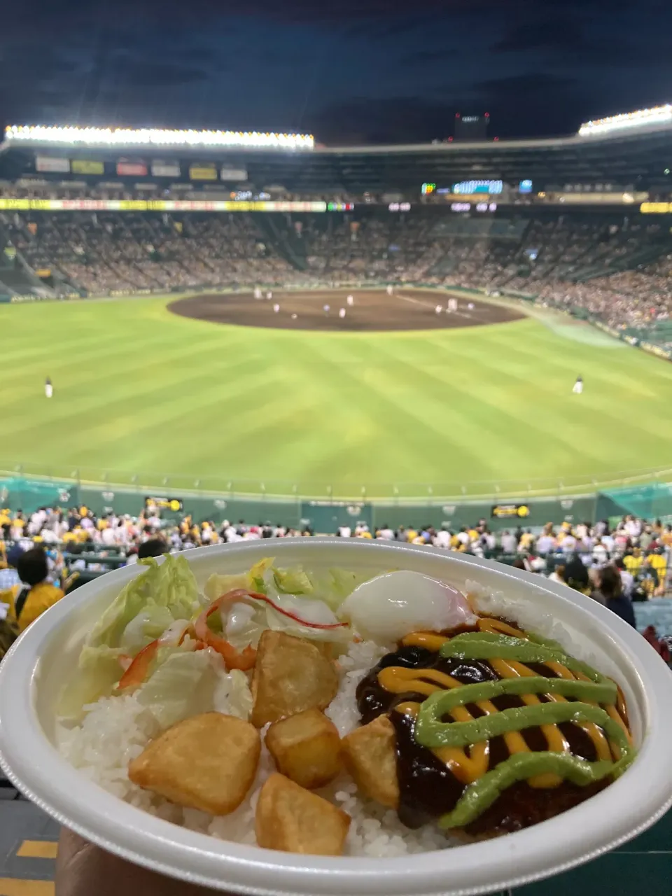 7月27日晩ご飯。甲子園エキシビジョンマッチロッテ戦。サンズのハッピーロコモコ丼。|あやさん