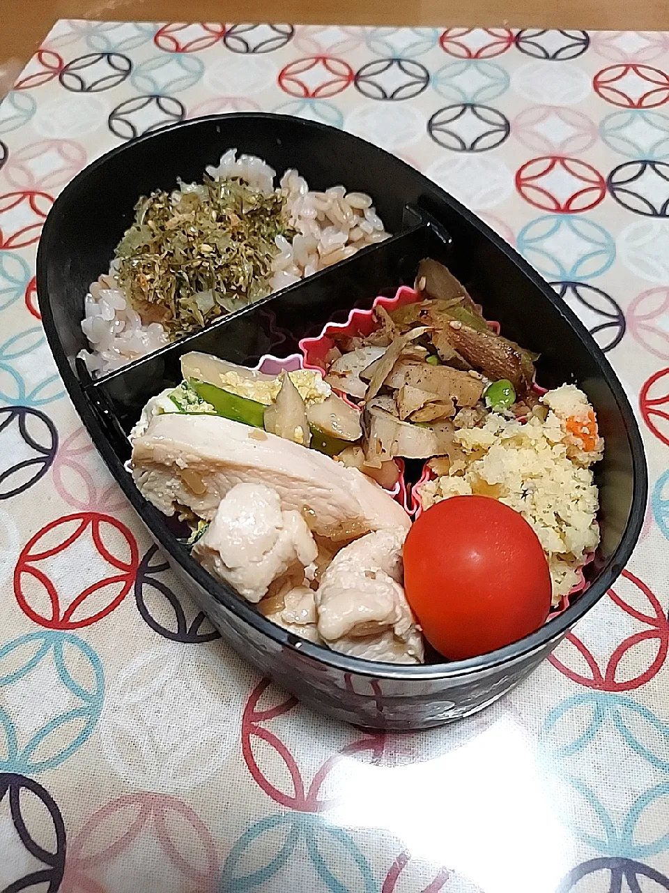 今日のお弁当
　もち麦入り黒豆ごはん
　おから
　根野菜のきんぴら
　エリンギの卵とじ
　鶏胸肉のたまねぎソース焼き
　プチトマト|nicoさん