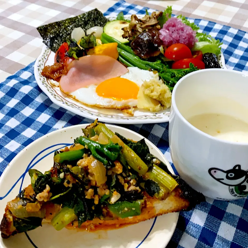 Snapdishの料理写真:今日の朝ごはん★アスパラとモロヘイヤとひじきの肉味噌＋コチュジャントースト|riko30294さん