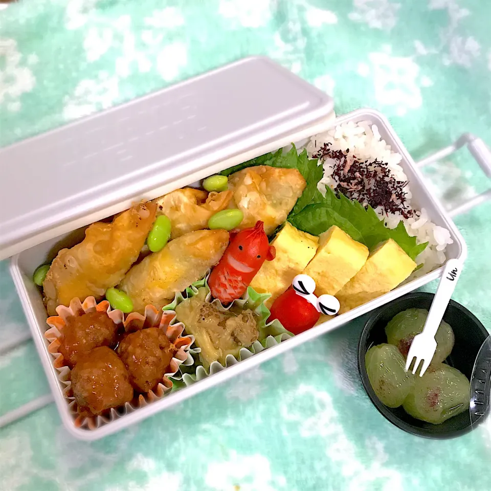 Snapdishの料理写真:JK 1弁当🍱〜枝豆チーズ揚げ・玉子焼き・ミートボール・ナス出汁漬け・ソーセー人・ぶどう🍇|華恋さん