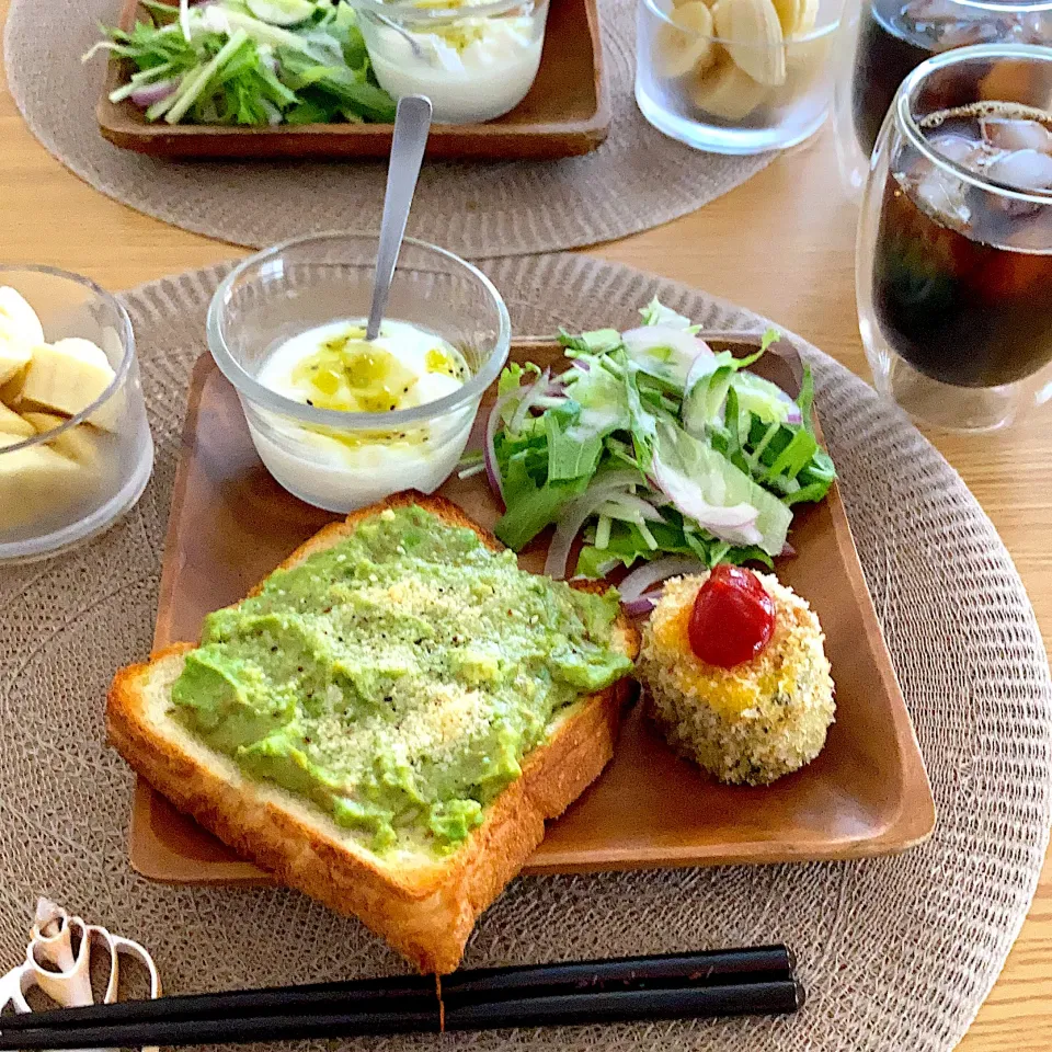 アボカドトーストでブランチ|ツインうさぎさん