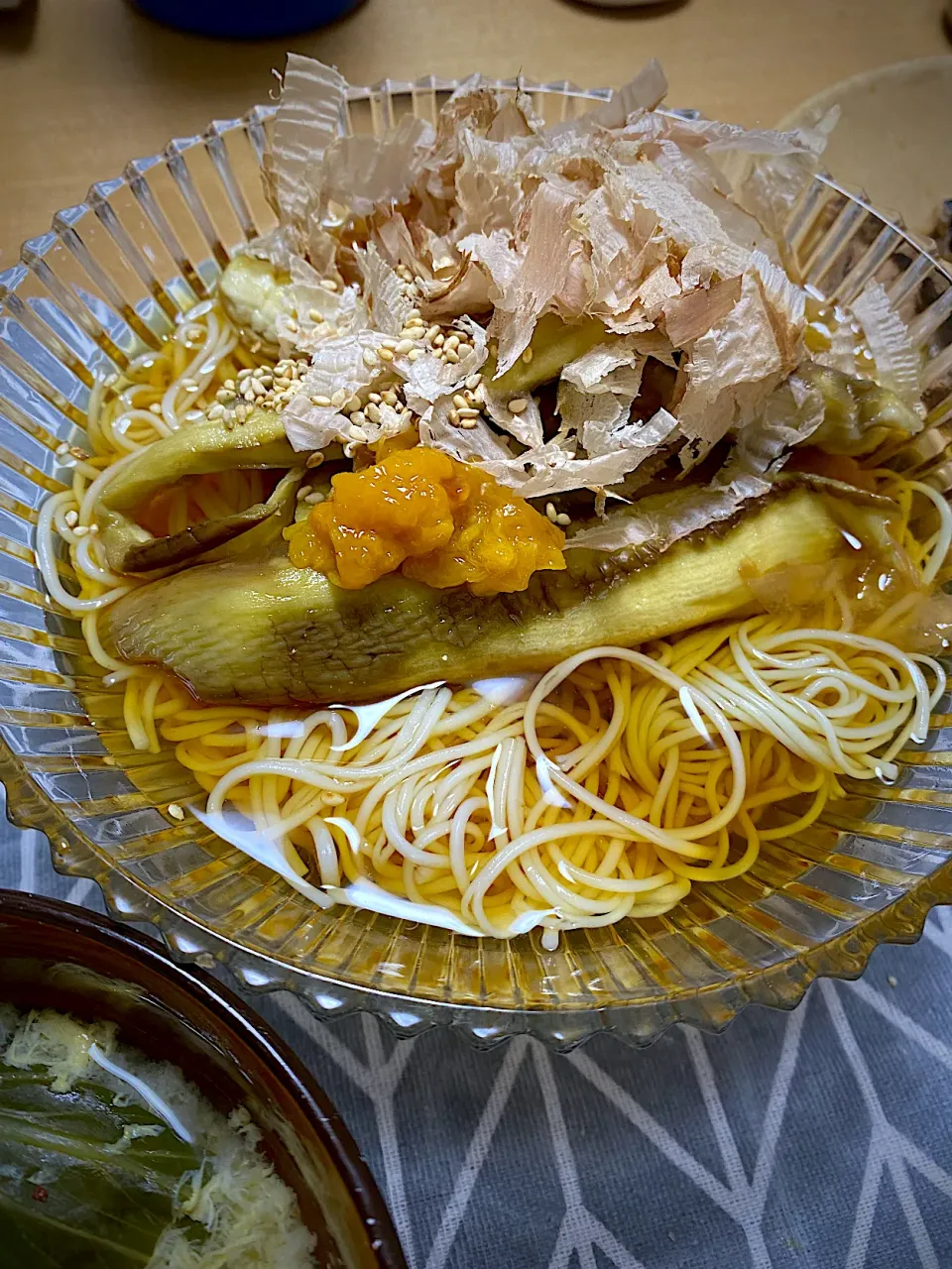 祖父のなすで茄子の煮浸しそうめん🍆梅、鰹節、炒りごま。地味メニューを満足できる一品に、薬味モリモリがポイントです♪|1614さん