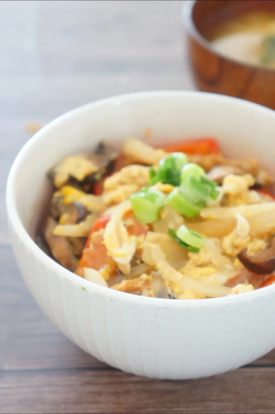 大豆ミートとトマトの親子丼|ちいさなしあわせキッチンさん