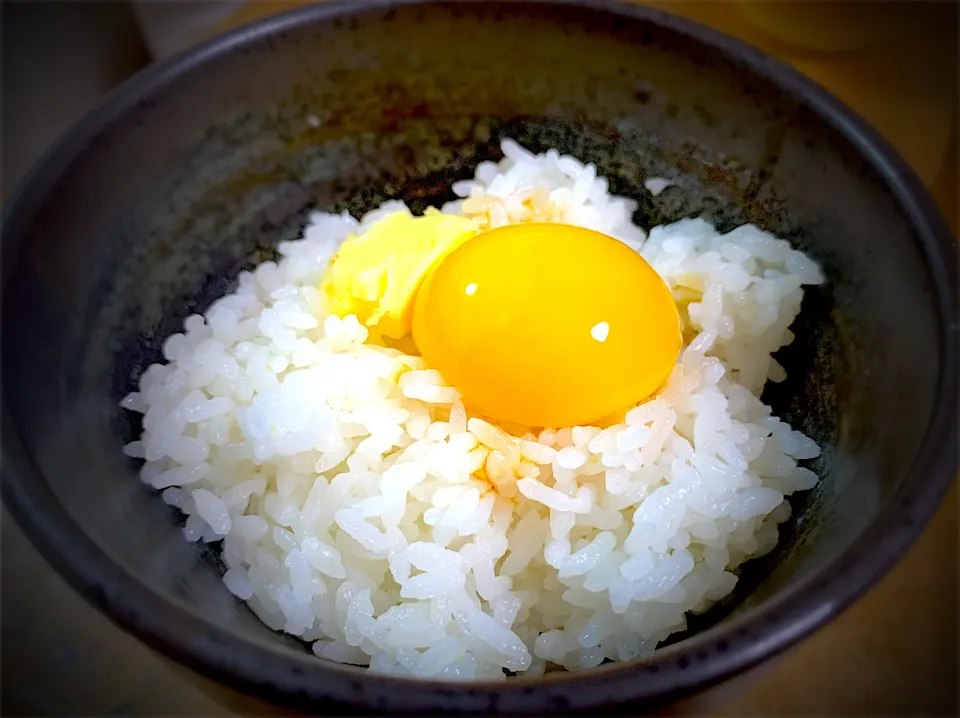 Snapdishの料理写真:先日友人からいただいた生みたて烏骨鶏生卵御飯|やまひろさん