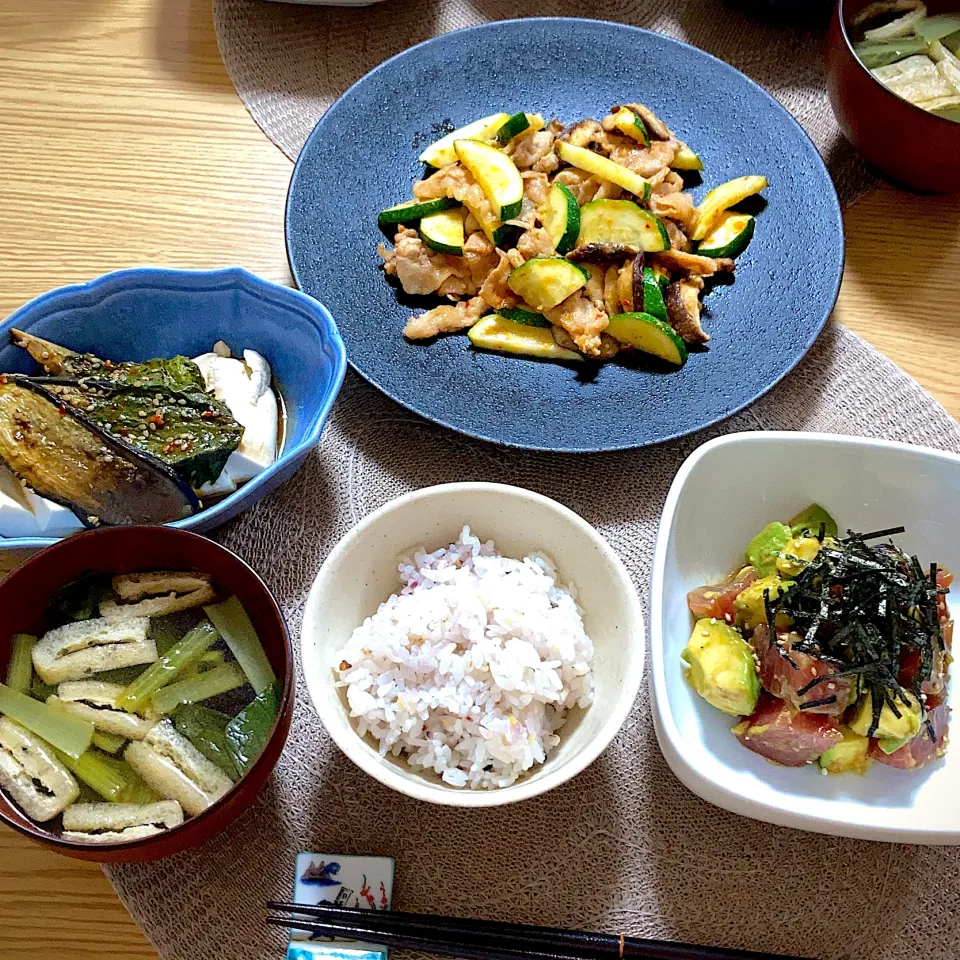 アボカドマグロ、ナス大葉のせ奴、ズッキーニと豚バラの甘辛味噌炒め、小松菜と揚げのすまし汁|ツインうさぎさん