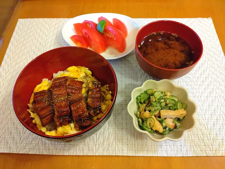 Snapdishの料理写真:☆鰻玉丼
☆キュウリとあげの酢味噌和え
☆シジミとワカメの赤出汁
☆冷しトマト|chikakoさん