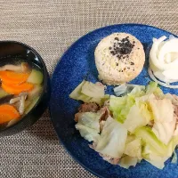 キャベツと豚こま肉を白だしと醤油でレンチンするだけの簡単なおかずです|鶏肉さん