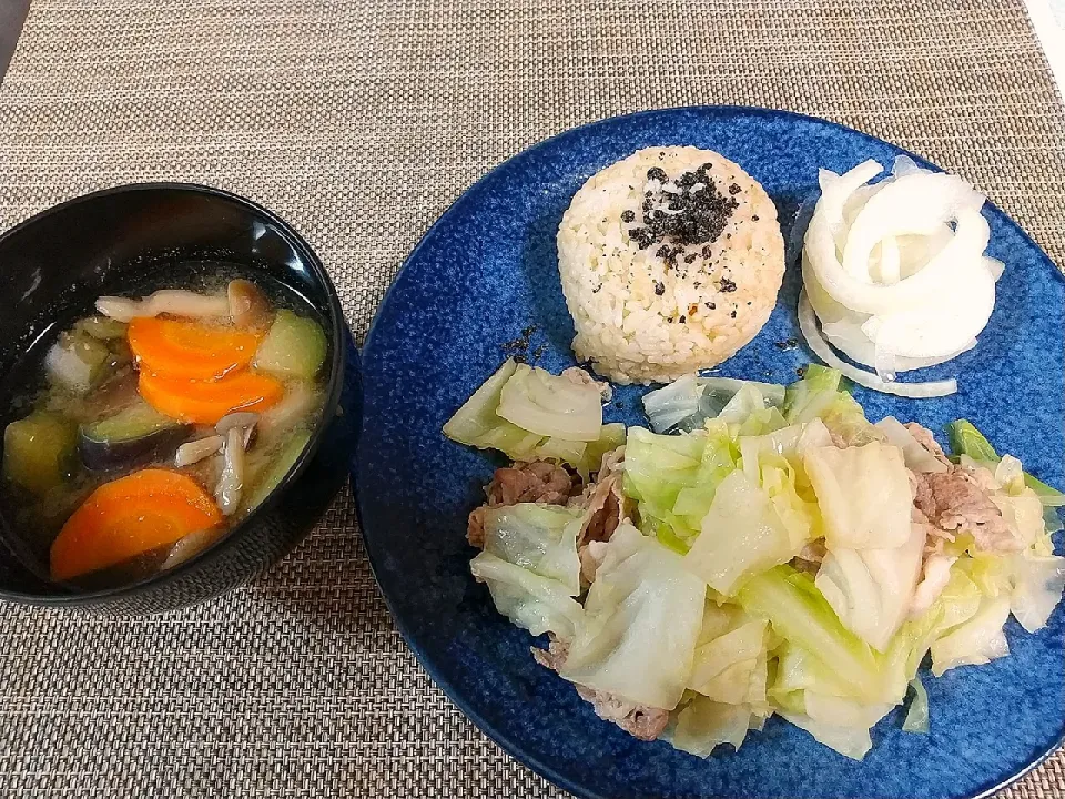 キャベツと豚こま肉を白だしと醤油でレンチンするだけの簡単なおかずです|鶏肉さん