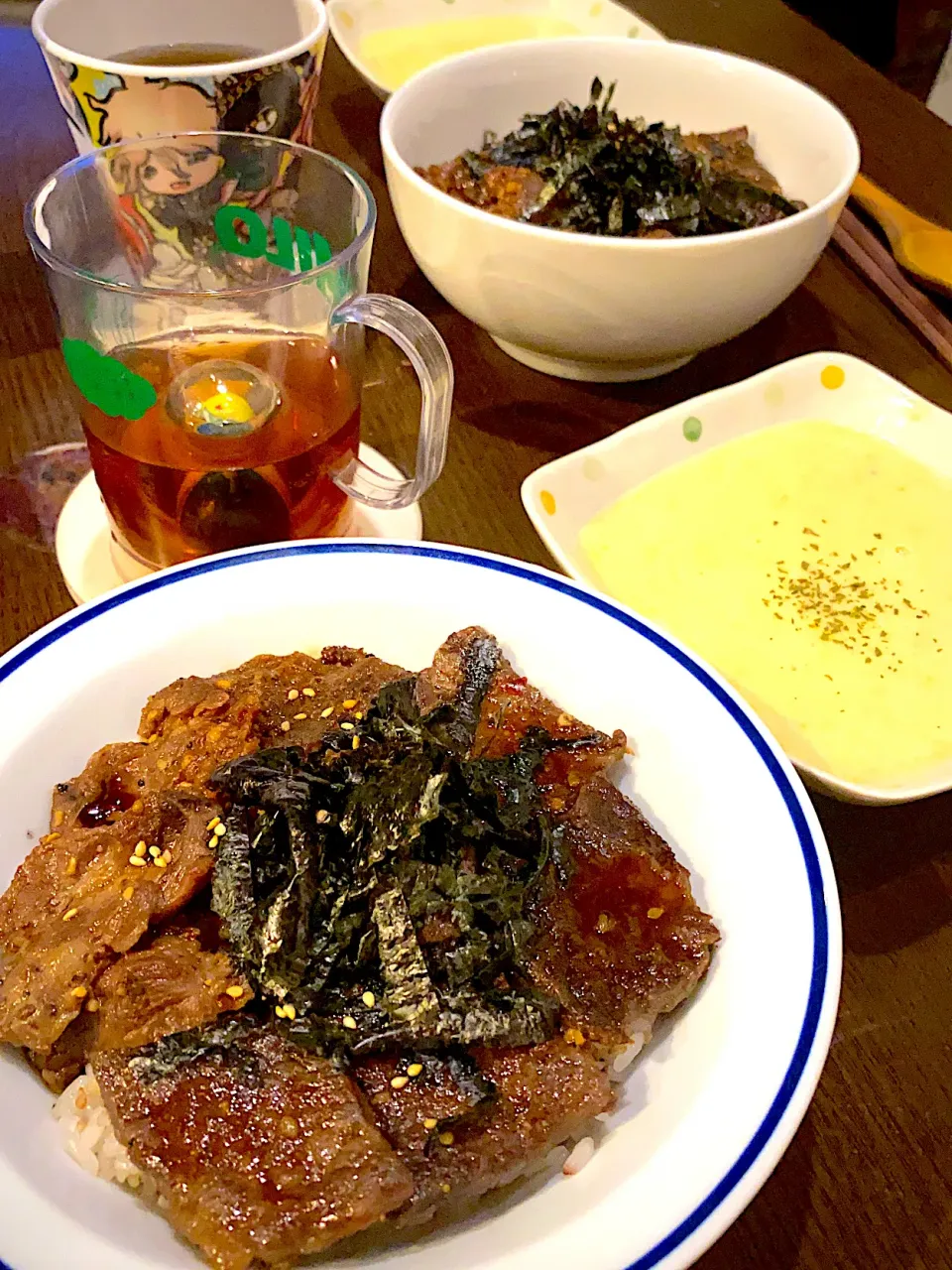 牛カルビとラムの焼肉丼　十六穀ごはん　もみ海苔　コーンクリームスープ🌽　麦茶|ch＊K*∀o(^^*)♪さん