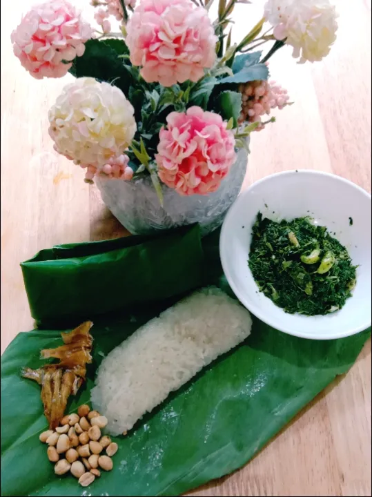 Sticky Rice Wrap with Lerek leaf (phrynium pubinerve) served with fried tapioca leaves and salted fish 😊|MeLicious Foodさん