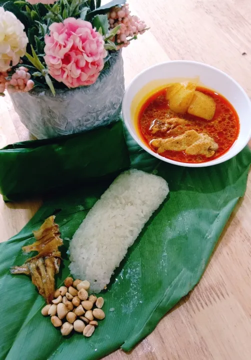 Sticky rice wrap with lerek leaf (phrynium pubinerve) served with chicken curry and salted fish on side😃|MeLicious Foodさん