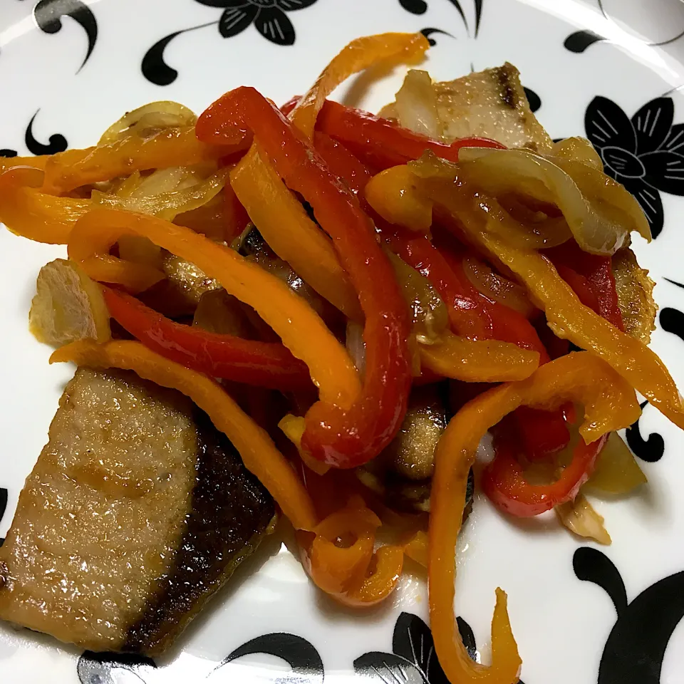 ぶりのソテー おろしソース にカラーピーマンと玉ねぎのせ|こいちさん