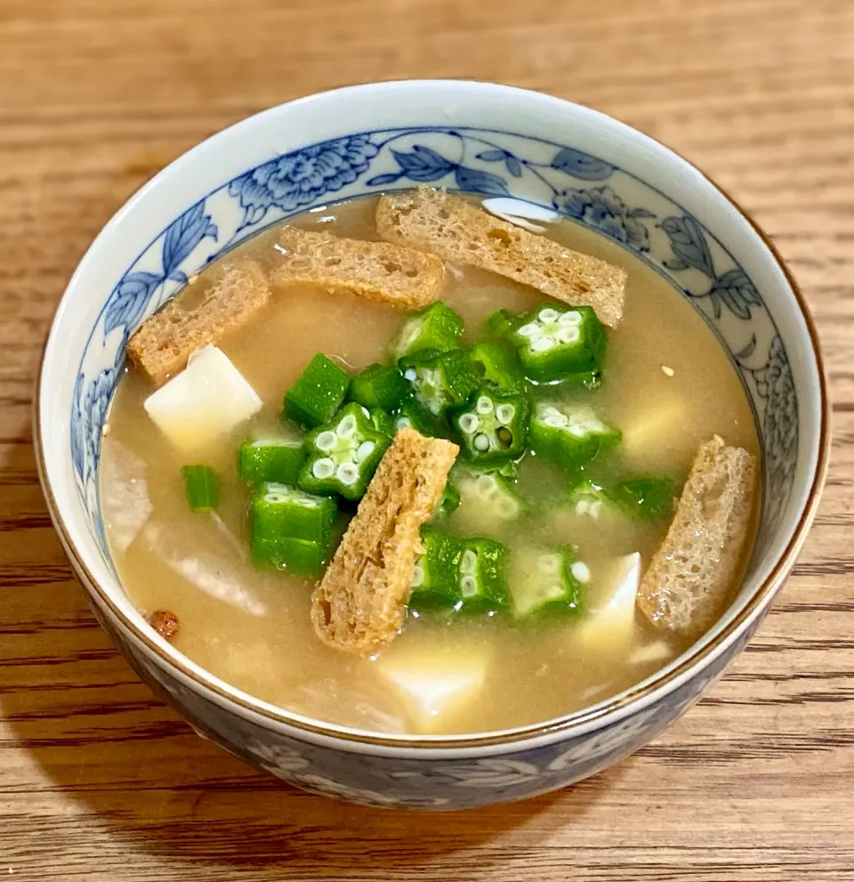 (冷製)長芋とオクラに絹ごし豆腐でお味噌汁|ばくあんしゃさん