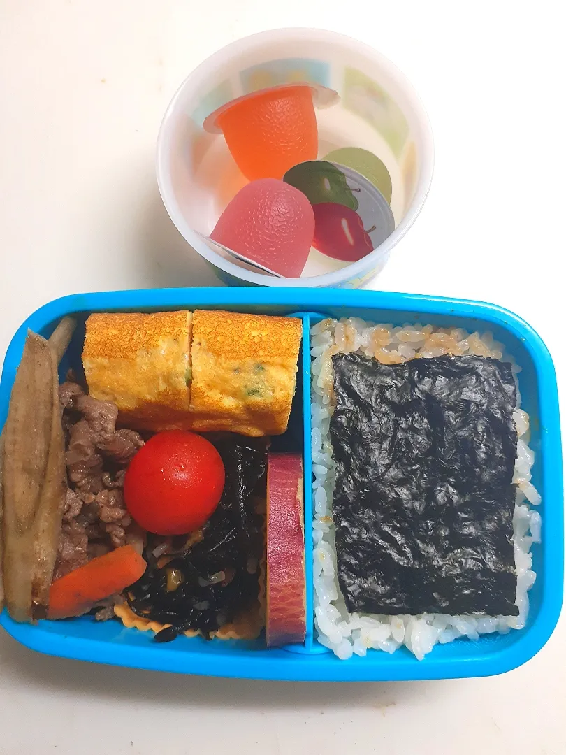 ☆小１弁当☆海苔ごはん、ひじき煮物、薩摩芋レモン煮、牛肉甘辛煮、シラス葱卵焼き、ミニトマト、ミニゼリー|ｼｮｺﾗさん