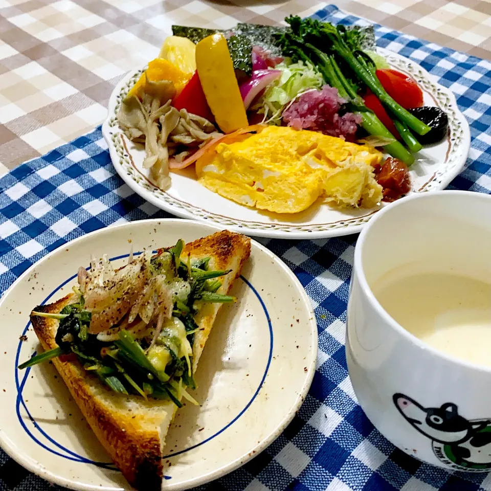 Snapdishの料理写真:今日の朝ごはん★ 小松菜と茗荷のタバスコ&チーズトースト|riko30294さん