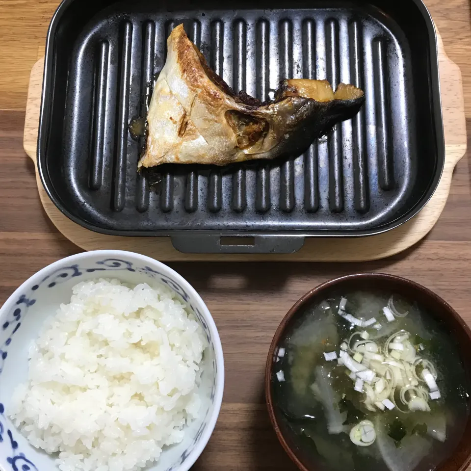 ブリ釜と蕎麦湯 味噌汁の朝定食|morimi32さん