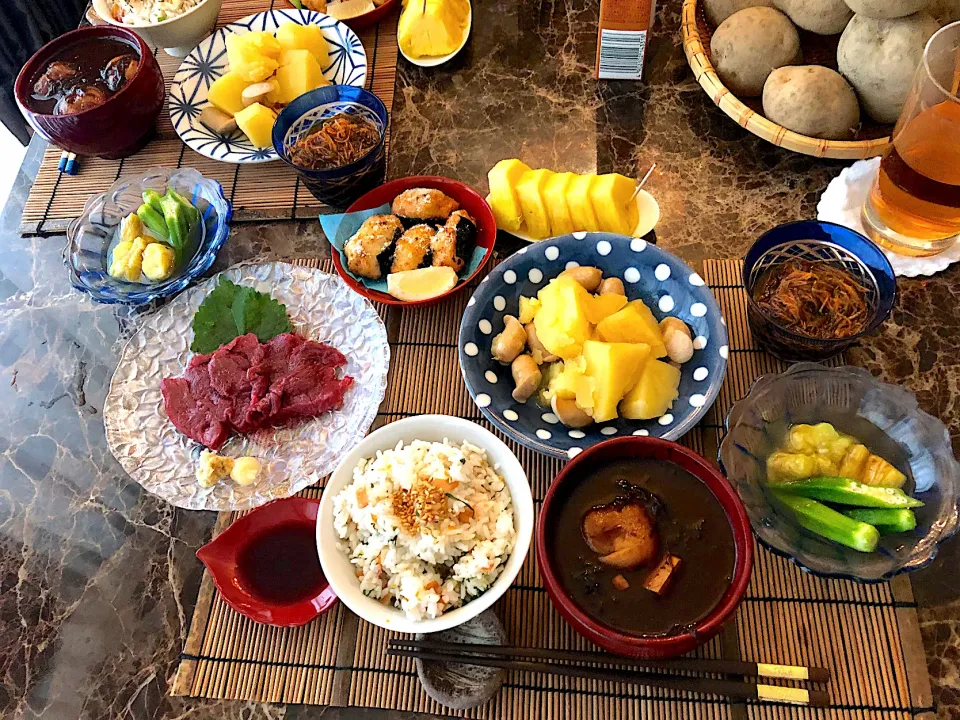 Snapdishの料理写真:塩とごま油で肉じゃか❣️馬刺しの朝ごはん🍚|💍ごはん🍚さん