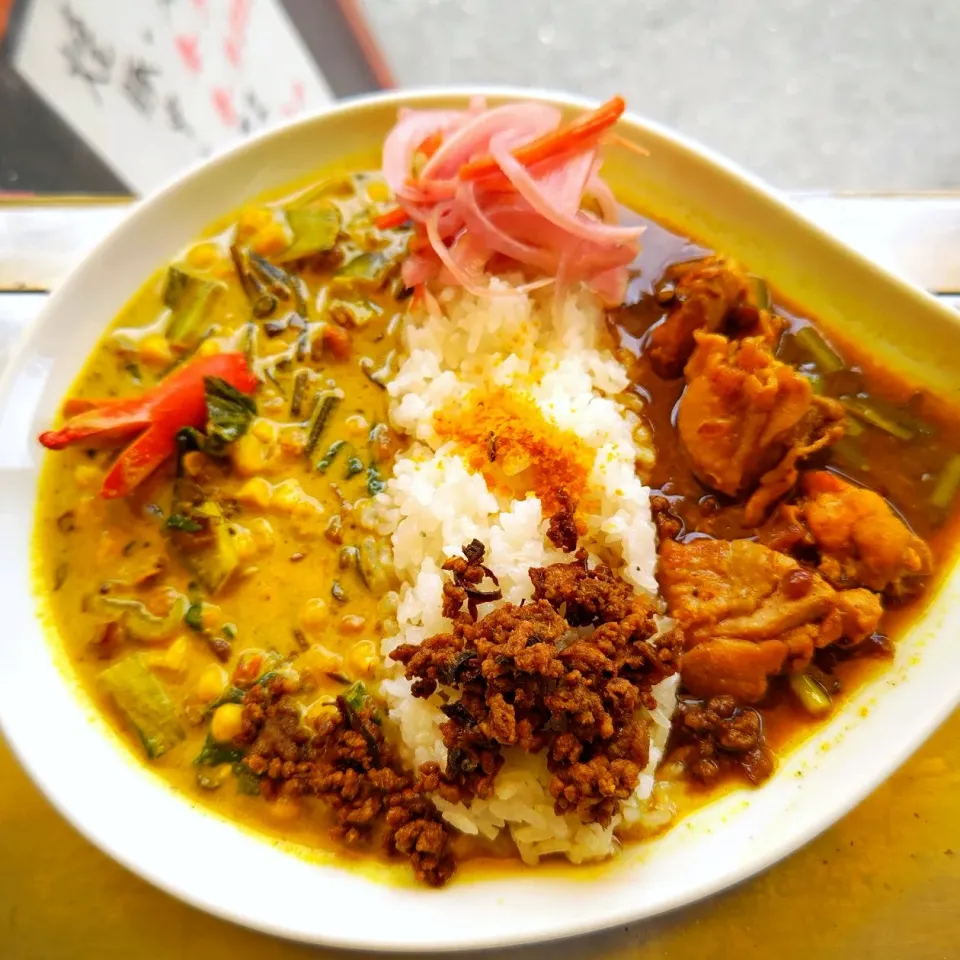 チンゲン菜とコーンのミックスダルーカレー＋バターチキンカレーのあいがけカレwithタコさんウインナー🐙🍛
ゆっくりですが復活します😀それでもまだ分からず笑機種変したのに早くも落とした😱|ふじわらたくやさん