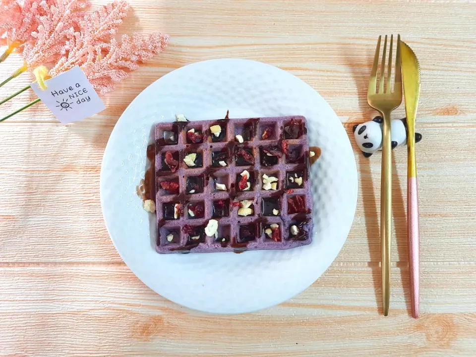 cranberry .chocolate. cashew. waffle 🧇|vivena🌱さん