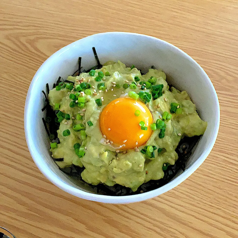 アボカド丼でランチ|ツインうさぎさん