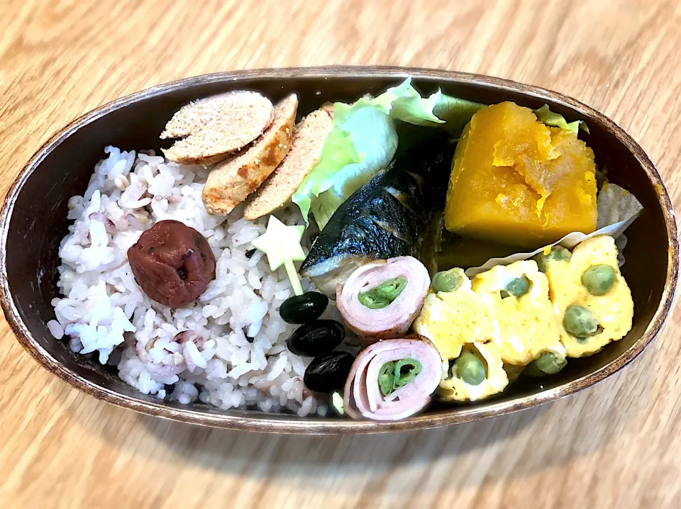 Snapdishの料理写真:サラ弁　　　　　　　　　　　　　　　　　塩サバ焼き　南瓜の煮物　グリーンピース入り卵焼き　インゲン豆のベーコン巻き　焼き辛子明太子　黒豆|じゅんさんさん