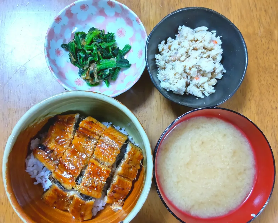 ７月２８日　鰻の蒲焼丼　ほうれん草のおひたし　卯の花　しじみのお味噌汁|いもこ。さん