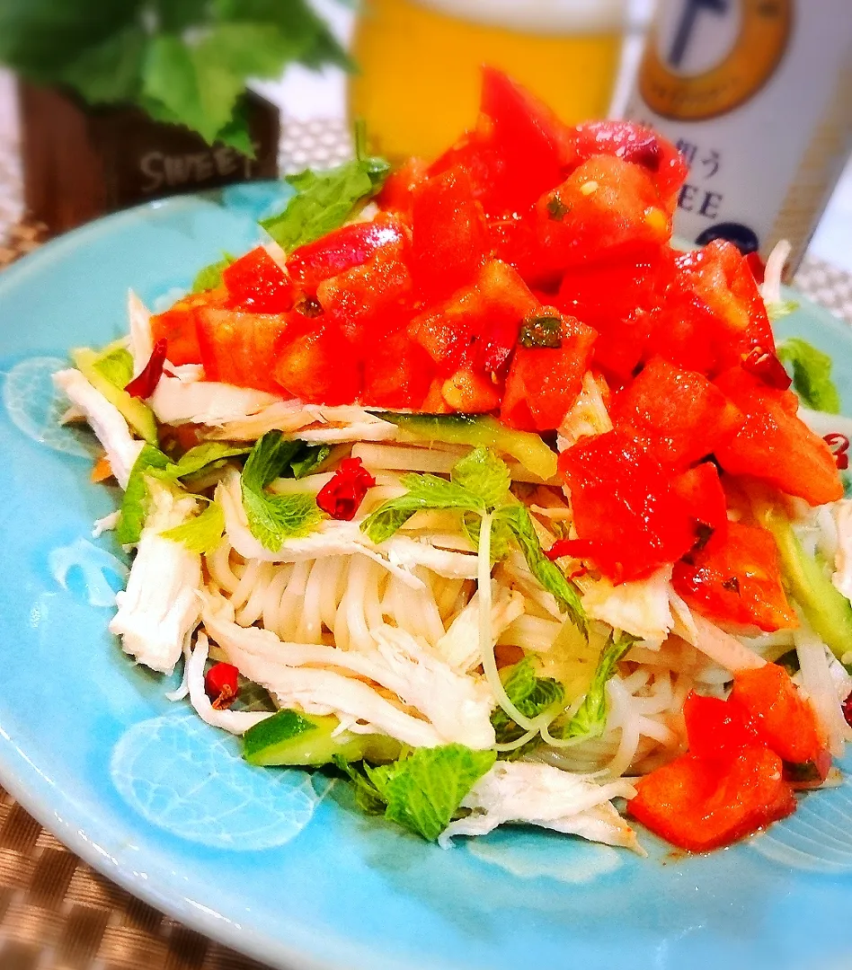 Snapdishの料理写真:塩麹蒸し鶏とホワイトセロリのキムチトマト冷やし素麺|ポコさん