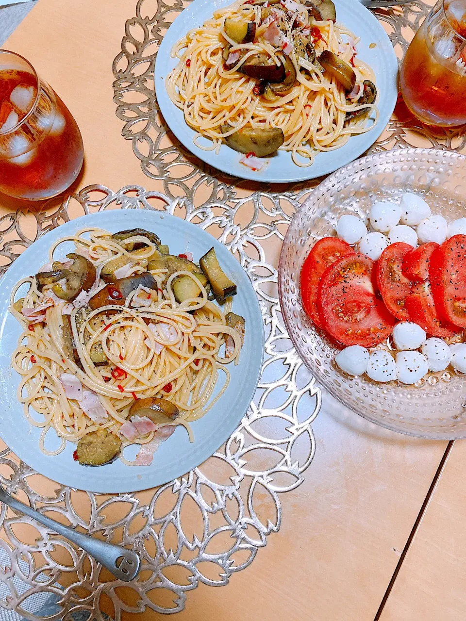 ナスとベーコンのパスタ🍆カプレーゼ🍅|まゆさん