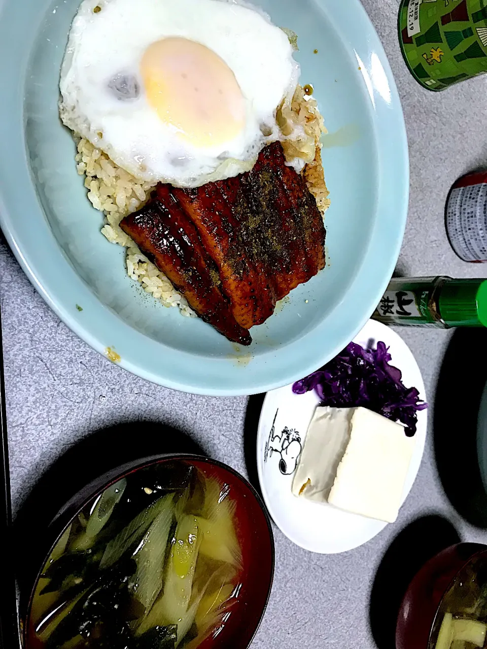 ヤッターー！目玉焼きが(ターンオーバーじゃないやつ)乗ってるーー！ #夕飯　ロウカット玄米目玉焼きうな丼、冷奴(塩花椒、醤油)ザワークラウト、茄子ねぎ昆布味噌汁|ms903さん