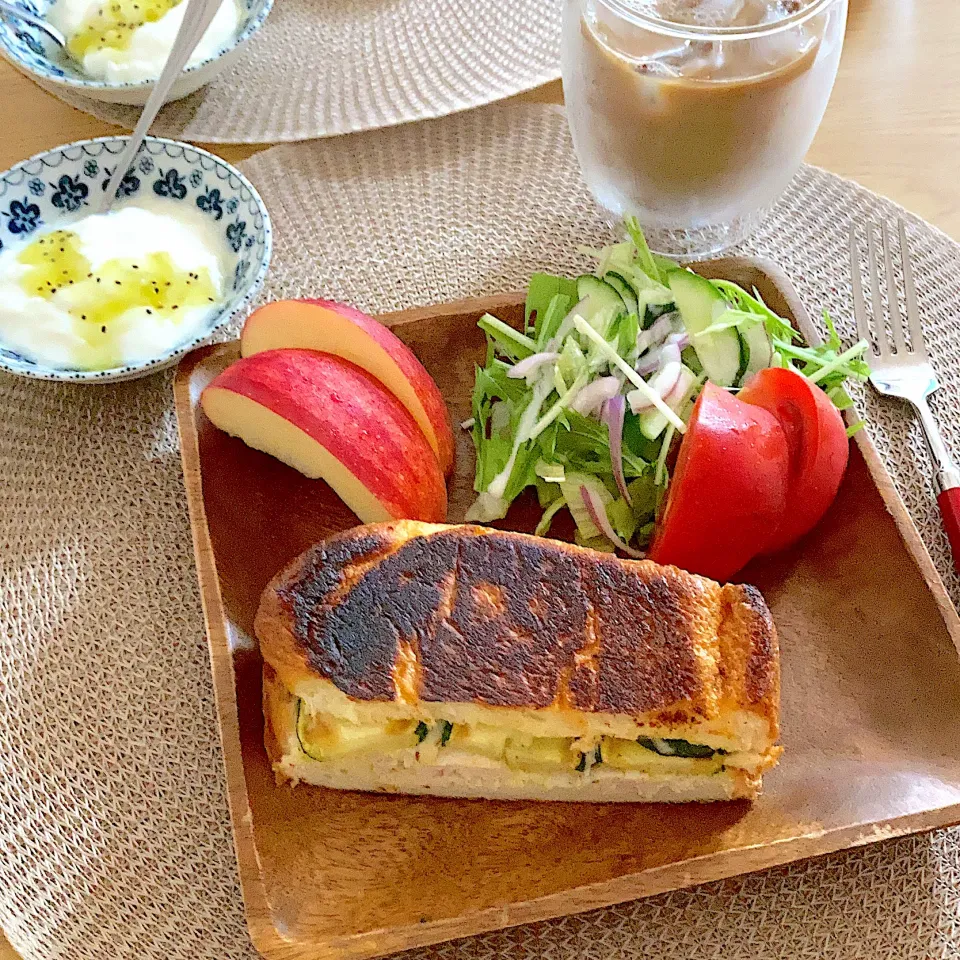 コゲ気味ホットサンドで朝食|ツインうさぎさん