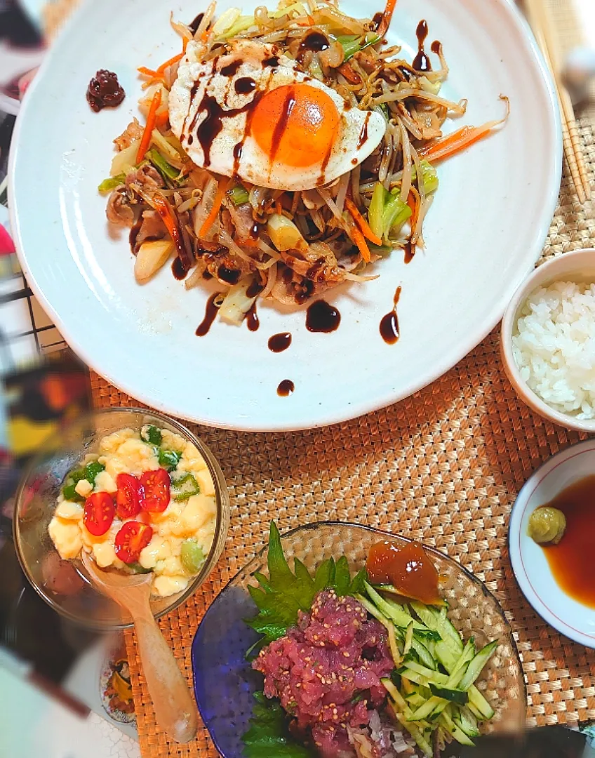 オイスターソースで焼そば、ネギトロ、卵豆腐とオクラで夕ご飯🍴|ポチさん