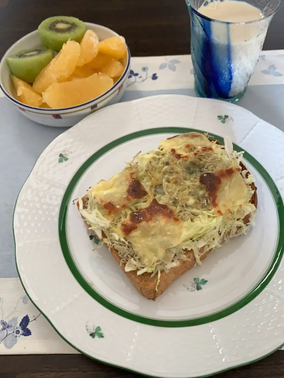 Snapdishの料理写真:キャベツしらすチーズトースト🧀。豆乳と河内晩柑とキーウィフルーツ🥝|tamemitiさん