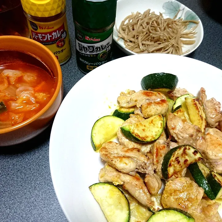 鶏肉とズッキーニのカレー炒めのお夕飯|jun(・x・)さん