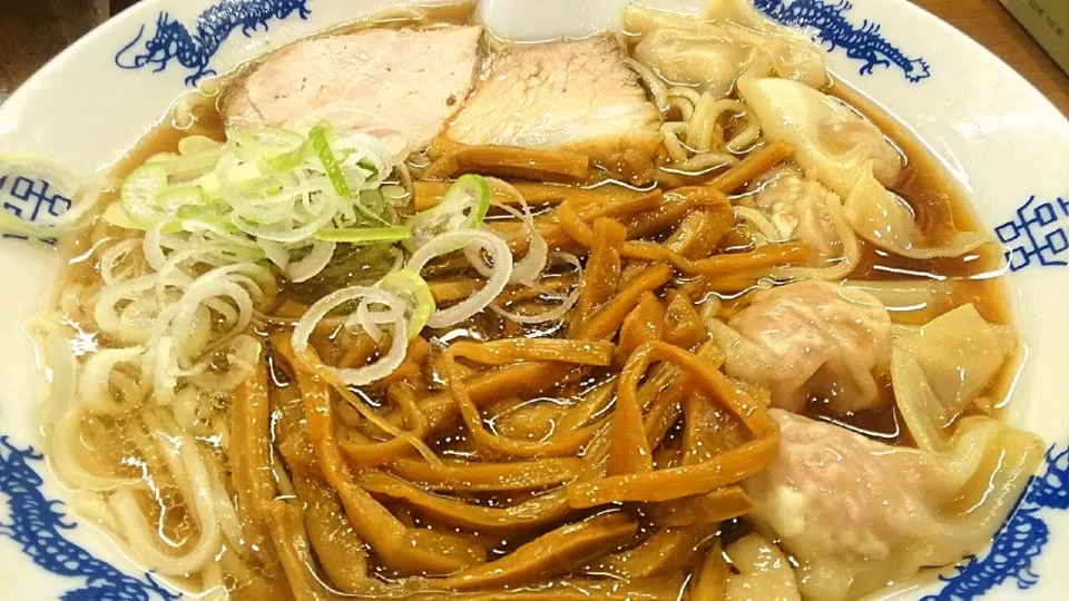 【11時～平日18時/土曜16時】
中華そば 共楽
竹の子そば（葱多め、950円）
＋麺大盛（50g、50円）
＋ワンタン増し（200円）
＠銀座2分、銀座一丁目 、東銀座
（JR有楽町駅から分）
21163|大脇さん