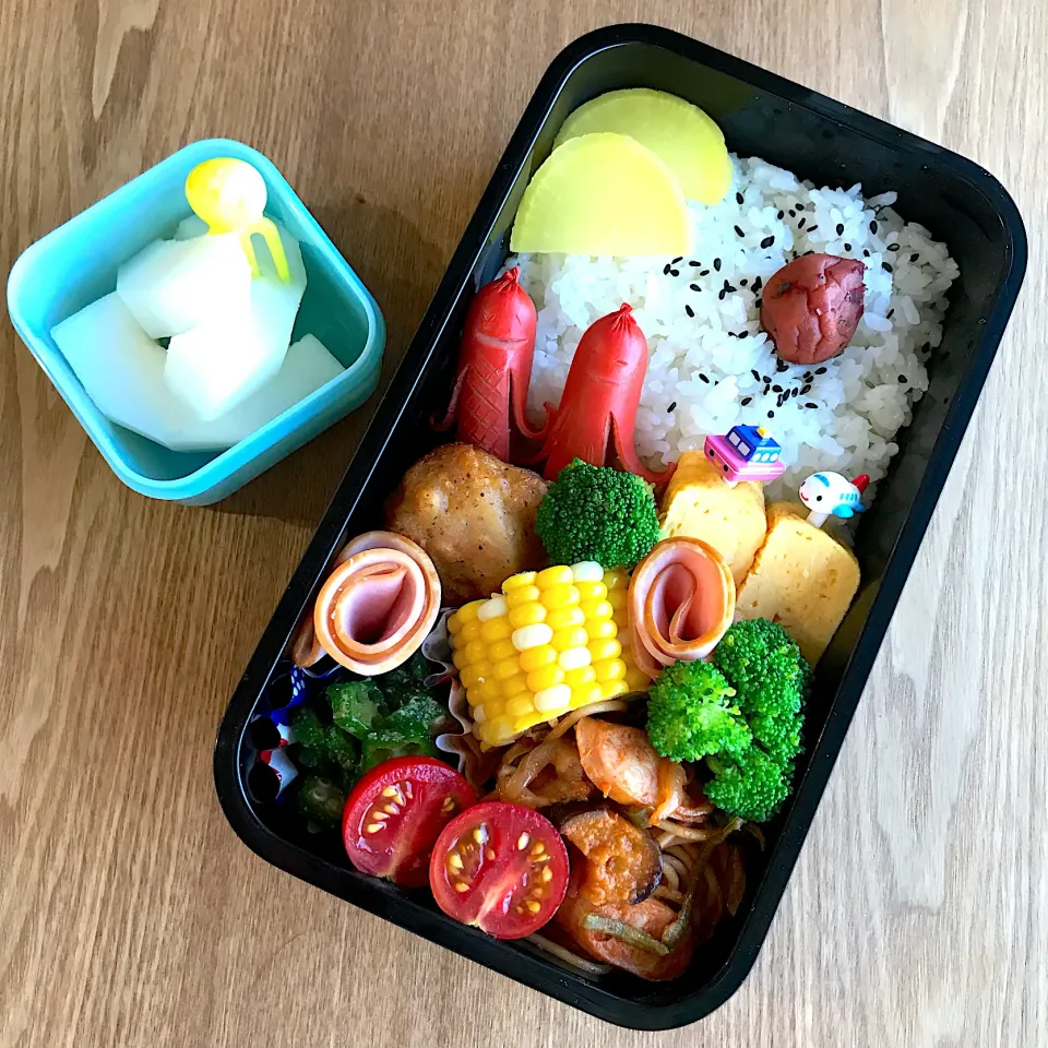 Snapdishの料理写真:小1男子の学童弁当🍙|ちぃさん