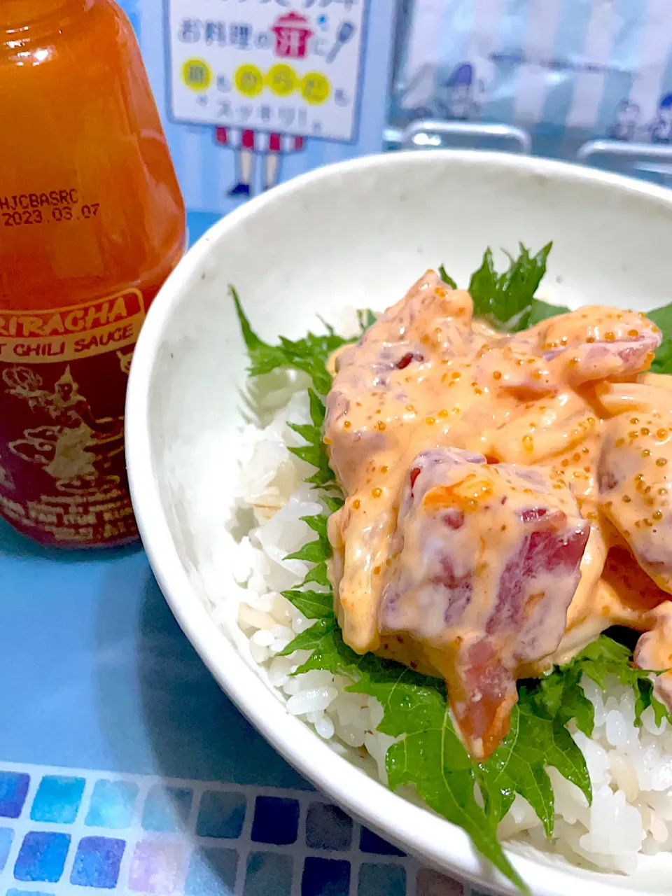 今日も暑いので、シラチャーでスパイシーポキ丼  今日はマグロとイカとびこ(*´ω`*)|舞さん