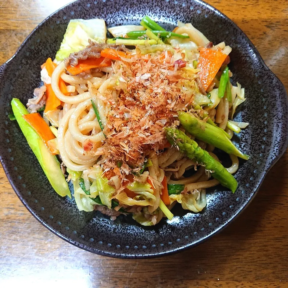 オイスターソースで
焼きうどん😄
  キャベツ アスパラ 人参 
  牛こま ねぎ ウェイパァー|miimiさん