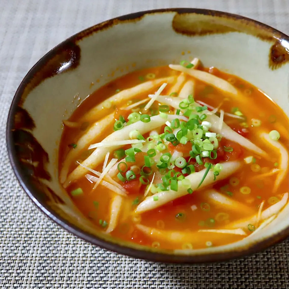 Snapdishの料理写真:西红柿搓魚魚（小魚型麺トマトスープ）|かおるさん