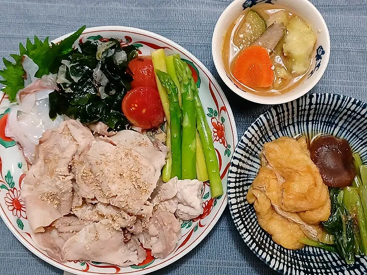 Snapdishの料理写真:🐷冷しゃぶ、お揚げと小松菜の炊いたん、焼き茄子のちょっぴり冷やし味噌汁|ぱいんてーるさん